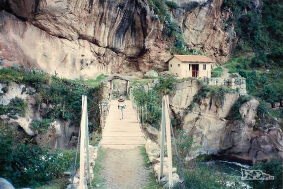 Cruzando a famosa ponte sobre o rio Urubamba, no quilômetro 88 da ferrovia para Aguas Calientes onde se inicia o caminho inca para Machu Pichu (foto de Julho de 1990)